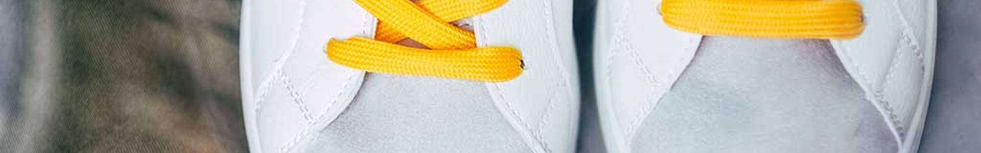 What psychological effects can shoelace colors have?